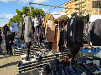 ...ci sono tendoni sui quali sono appesi eleganti abiti da sera...
